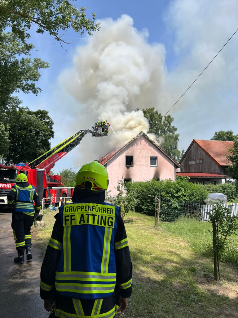 Feuerwehrangehörige der FF Atting bei einem Brandeinsatz mit Drehleiter